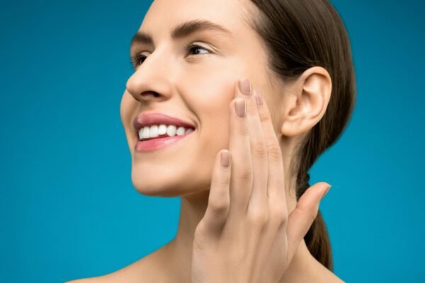 Los beneficios de la limpieza facial diaria: ¡Dile adiós a los poros obstruidos!
