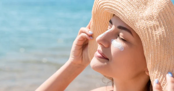 Luce una piel radiante y protegida con el Kit de Verano de Niza Científica